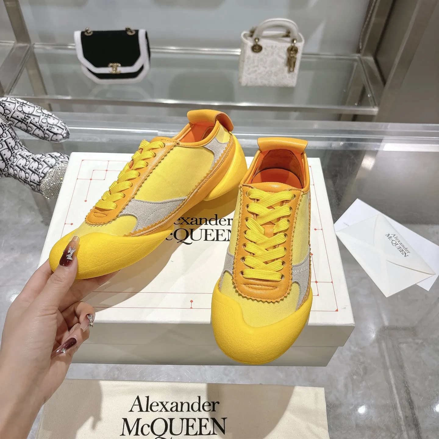 👟👟Ex-factory price 580👟👟 Men's size +10 2025 McQueen's new AIexanderMcQUEEN✅ The original quality has been certified! The original version is reproduced 1:1, and the latest products are available at the latest counters simultaneously. • McQueen logo • Round toe box • Lightweight segmented sole design, made of imported stretch breathable fabric + grained cowhide, soft inner lining and insole, comfortable for walking and not stuffy on the feet. Five colors: black and white • white • apricot • black brown • yellow Fabric: grained cowhide + stretch fabric + cow suede Insole: imported sheepskin Women’s model: 35–40 (40 for women is non-refundable) Men’s model: 40-45 (45 for men is non-refundable) Women’s model: (men’s model +10)